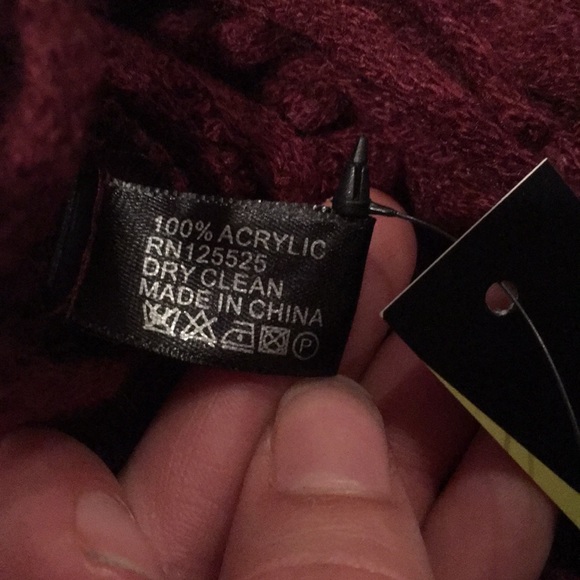 Maroon Rikka poncho - Picture 4 of 5